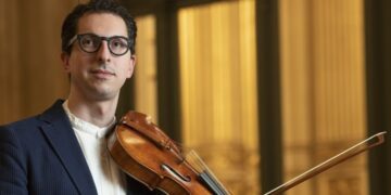 Piano, violín y la compañía de la filarmónica