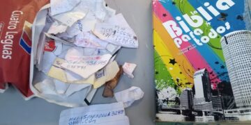 Investigan a un preso que estafaba telefónicamente desde la cárcel y escondía los datos en una Biblia