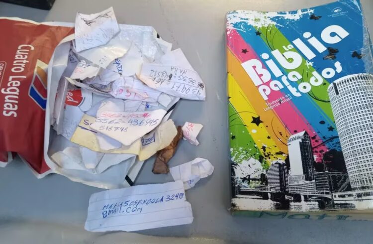 Investigan a un preso que estafaba telefónicamente desde la cárcel y escondía los datos en una Biblia