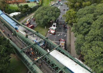 Un violento accidente entre dos trenes en Buenos Aires dejó decenas de heridos
