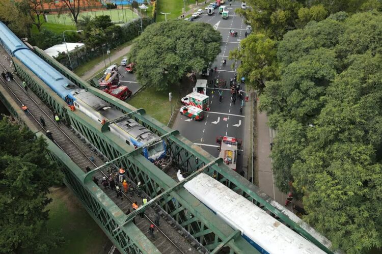 Un violento accidente entre dos trenes en Buenos Aires dejó decenas de heridos