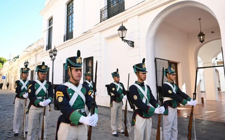 Córdoba realiza el tradicional cambio de guardia en el Cabildo Histórico