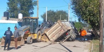 Volcó un camión en Barrio Parque Ituzaingó