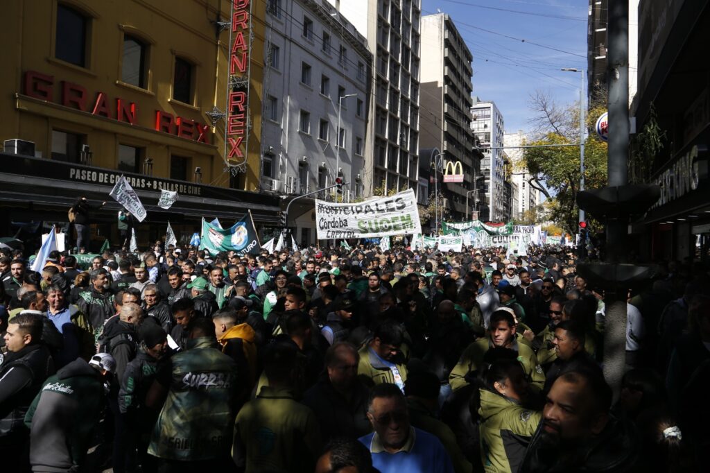 Destacan la unidad sindical al término de una masiva protesta