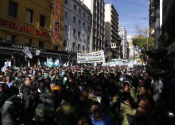 Destacan la unidad sindical al término de una masiva protesta