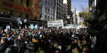 Destacan la unidad sindical al término de una masiva protesta