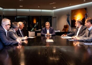 Llaryora habló con directivos de Volkswagen sobre la línea de buses y camiones que se producirán en Córdoba