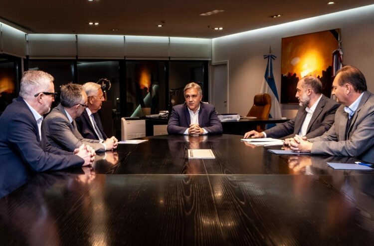 Llaryora habló con directivos de Volkswagen sobre la línea de buses y camiones que se producirán en Córdoba