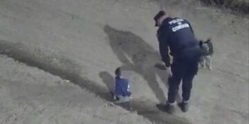 Rescate policial: un bebé fue hallado gateando por la calle en plena madrugada