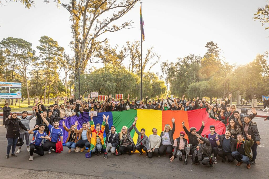 El Parque Sarmiento se iluminó con los colores de la igualdad y se izó la nueva bandera LGBTQI+