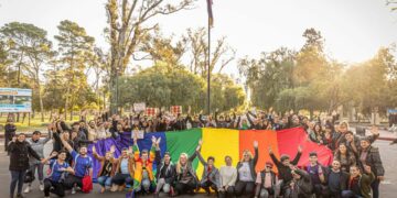 El Parque Sarmiento se iluminó con los colores de la igualdad y se izó la nueva bandera LGBTQI+