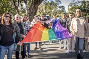 El Parque Sarmiento se iluminó con los colores de la igualdad y se izó la nueva bandera LGBTQI+
