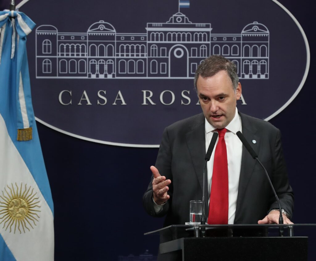 El Gobierno descartó un conflicto diplomático y apeló a que sea España quien "pida disculpas"