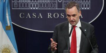 El Gobierno descartó un conflicto diplomático y apeló a que sea España quien «pida disculpas»