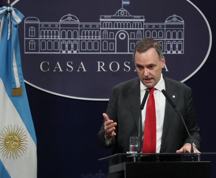 El Gobierno descartó un conflicto diplomático y apeló a que sea España quien "pida disculpas"