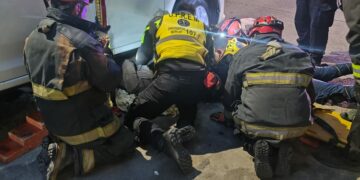 Rescataron a una docente que fue atropellada y quedó atrapada debajo del rodado