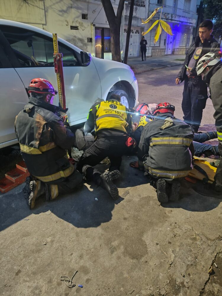 Rescataron a una docente que fue atropellada y quedó atrapada debajo del rodado