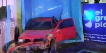 Perdió el control del auto, chocó contra una fábrica de piletas y quedó incrustado en una