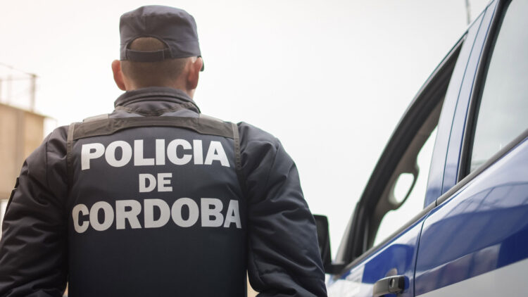 Un policía de Córdoba quedó detenido por conducir ebrio, armado y a toda velocidad