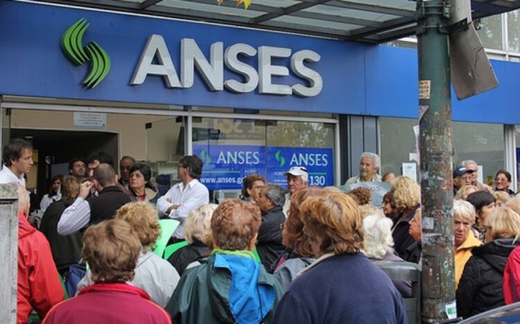 Tras la ratificación del veto, el Gobierno confirmó un aumento del 4,2% para los jubilados de Anses