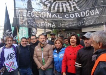 Cuestionan los “despidos masivos” de estatales