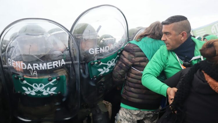 En la salida del aeropuerto local, la Gendarmería se enfrentó con ATE.