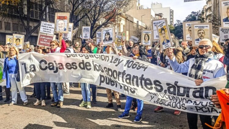 Ante la Legislatura, ATE y UEPC reclamaron ayer el 82% móvil a los jubilados.