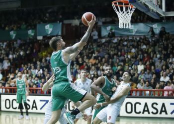 Atenas se hizo fuerte de local y clasificó a las semifinales