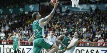 Atenas se hizo fuerte de local y clasificó a las semifinales