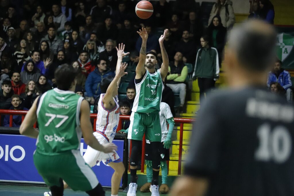 Atenas volvió a ganar y ya sacó dos de ventaja en la serie