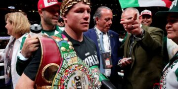«Canelo» Álvarez retuvo sus títulos supermedianos