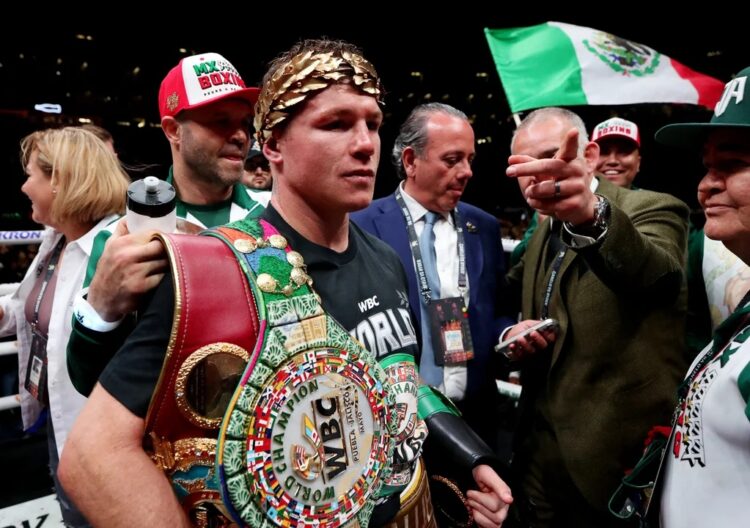 "Canelo" Álvarez retuvo sus títulos supermedianos