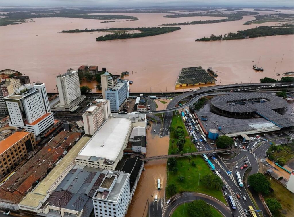 El agua avanza en Brasil y cubre el centro histórico de Porto Alegre