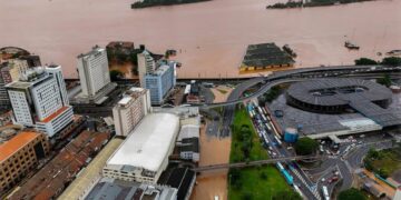El agua avanza en Brasil y cubre el centro histórico de Porto Alegre