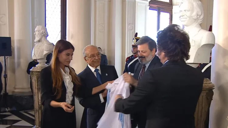 Milei encabezó la inauguración del busto de Carlos Menem en Casa Rosada