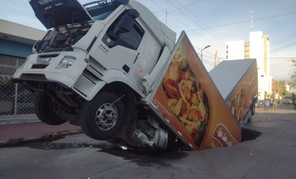 Un camión cayó a un pozo tras el hundimiento de la carpeta asfáltica