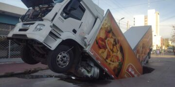 Un camión cayó a un pozo tras el hundimiento de la carpeta asfáltica