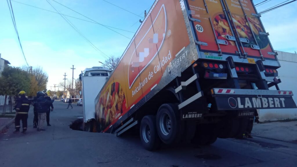 Un camión cayó a un pozo tras el hundimiento de la carpeta asfáltica