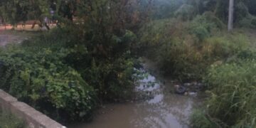 Hallaron un cadáver irreconocible en un canal de barrio Los Boulevares