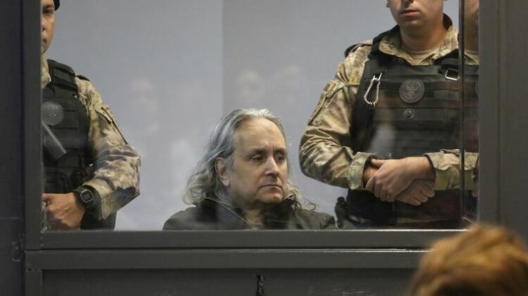 Detrás de un cubículo blindado, Carmona confesó el crimen de Bocalón.