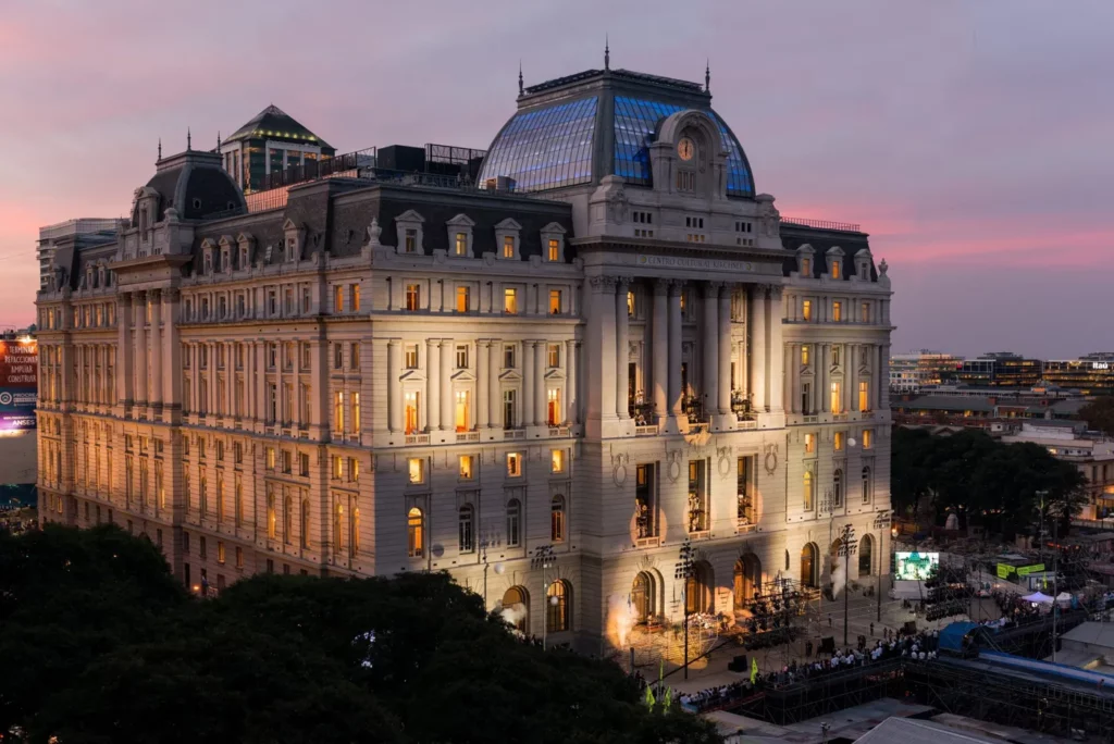 El Gobierno anunció que cambiará el nombre del Centro Cultural Kirchner a Palacio Libertad