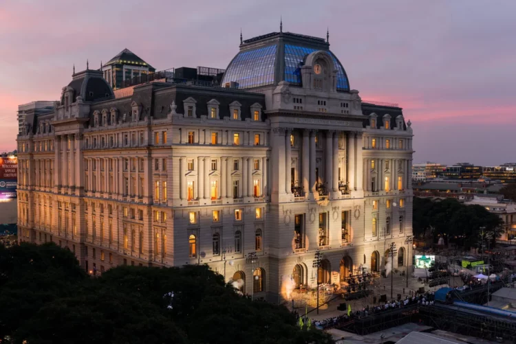 El Gobierno anunció que cambiará el nombre del Centro Cultural Kirchner a Palacio Libertad