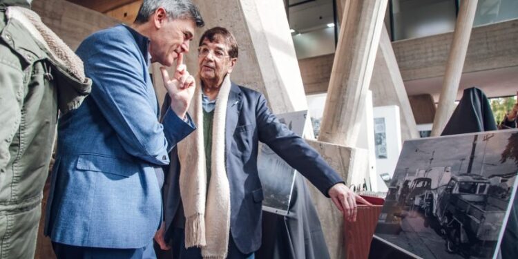 Passerini recorrió la muestra "Humos del Cordobazo”