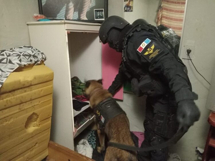 Lo detuvieron cuando vendía drogas junto a su hija recién nacida y a su mujer