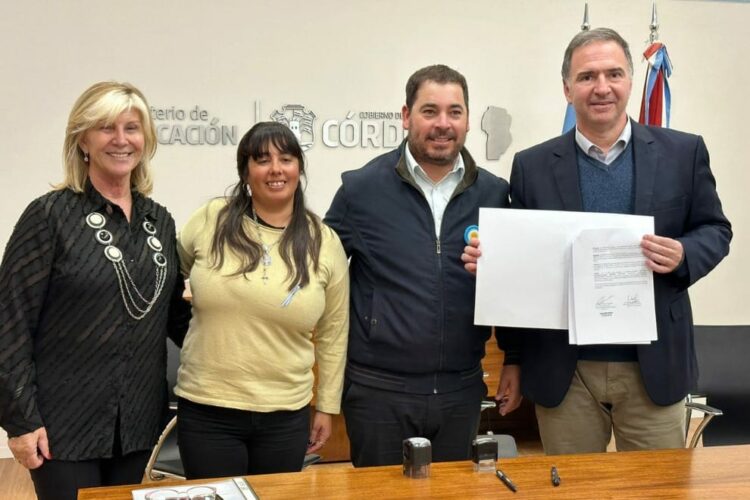 El ministro Horacio Ferreyra junto a intendentes de localidades cordobesas.