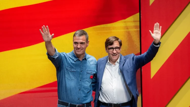 Pedro Sánchez, presidente de gobierno, junto a Illa, candidato del PSOE.