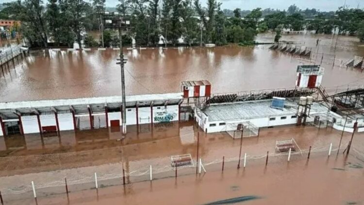 El estadio del Club Libertad de Concordia quedó cubierto de agua.