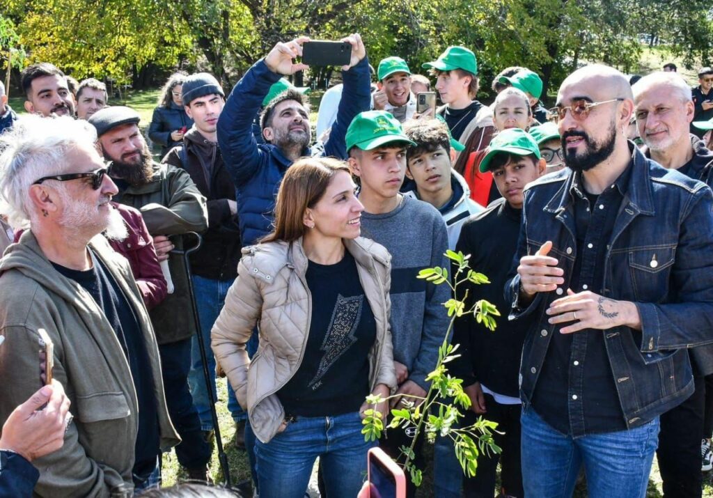 Abel Pintos participó de una nueva plantación de 100 árboles en el Kempes