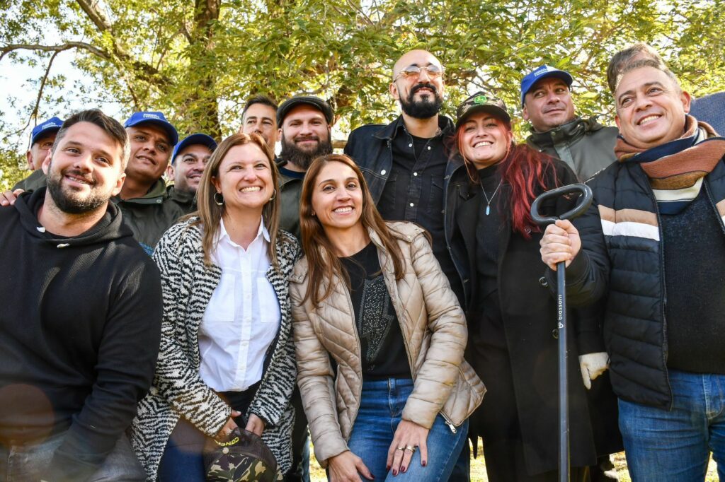 Abel Pintos participó de una nueva plantación de 100 árboles en el Kempes Abel Pintos participó de una nueva plantación de 100 árboles en el Kempes