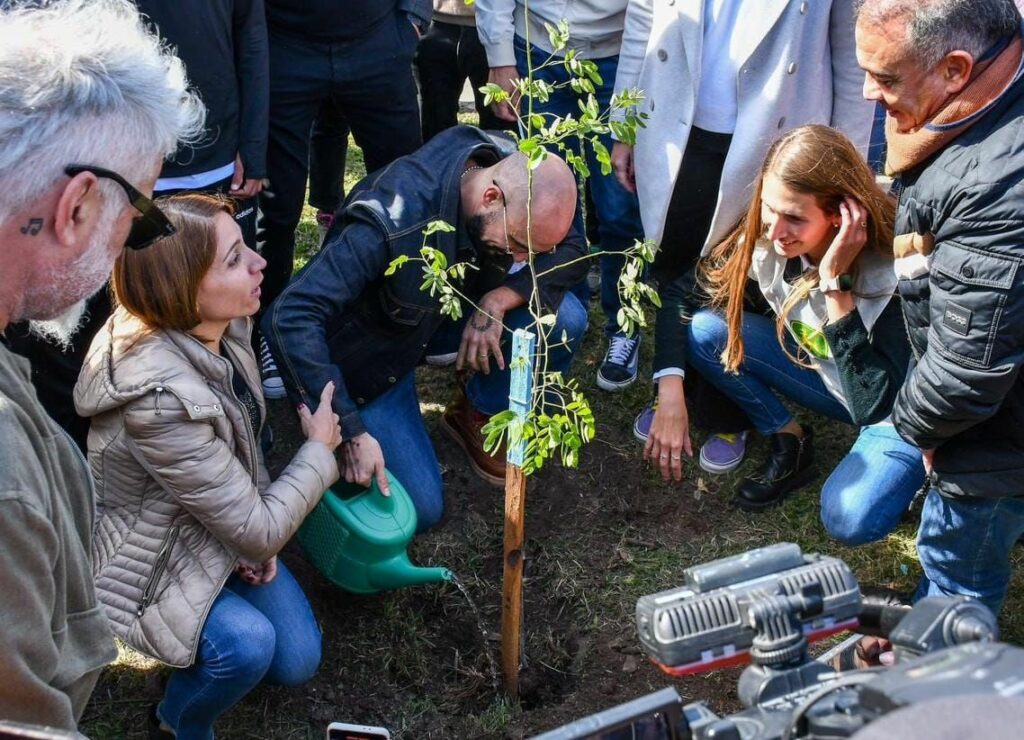 Abel Pintos participó de una nueva plantación de 100 árboles en el Kempes